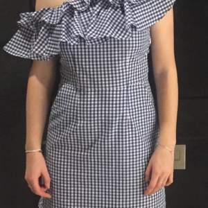 En fin rutig offshoulder-klänning från H&M med fickor, i storlek 36/S. Sparsamt använd, nypris 599kr, priset går att diskuteras DM för intresse❤️