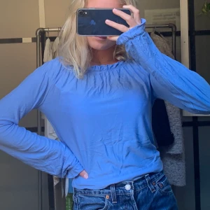 Topp från Bershka - Söt blå topp från bershka köpt i Rom. Aldrig kommit till användning tyvärr. Fraktar eller kan mötas upp i Stockholm innerstad 💙💙