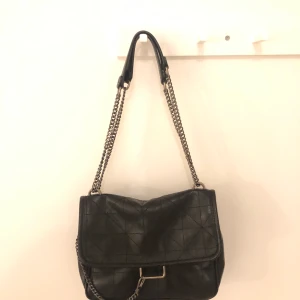 Handväska  - Superfin väska från Zara! Säljer pga att den inte kommer till användning! Bra skick, inga defekter, som helt ny! 
