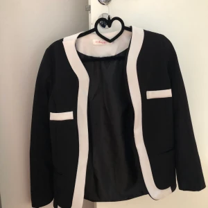 Kavaj 34  - As snygg kavaj. Snyggt till utgångar osv. Strl 34. 150kr + 44kr porto 