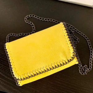 Gul söt väska  - En gul kedjeväska som är sparsamt använd💛 110kr ink frakt 