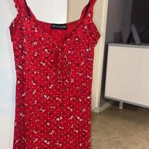 somrig mini dress från prettylittlething - använd 2 gånger, storlek XS-S. går ner till mitten av låten ca 💙