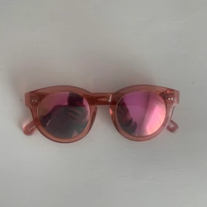 Chimi solglasögon - Färg: Rosa Modell: #003 Fint skick, knappt använda. Pris kan disskuteras