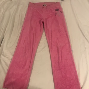 Juicy couture byxor  - as snygga utsvänga juice byxor lite korta på mig som är 170 skulle säga att det passar 165 min o under storleken heter 14 vet inte vad det byxor men skulle säga S 