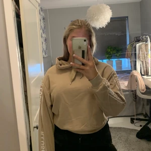 Beige hoodie från newyorker - Favorithoodien kommer längre inte till användning, mycket bra kvalitet för att vara använd många gånger. Fin detalj på armarna