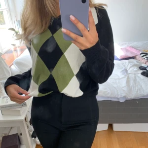 Tröja  - Säljer denna Skitsnygga och sköna vintage tröjan som är lite oversized men så snygg till hösten!!