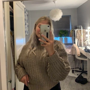 Såå skön stickad tröja - Jätteskön tröja som tyvärr inte kommit till användning, bara ett fåtal gånger, storlek S men skulle säga att den passar en M också