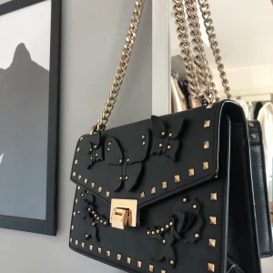 Väska - Super fin axelväska från Mango i så fint skick! Använd fåtal gånger 🌸🦋😍