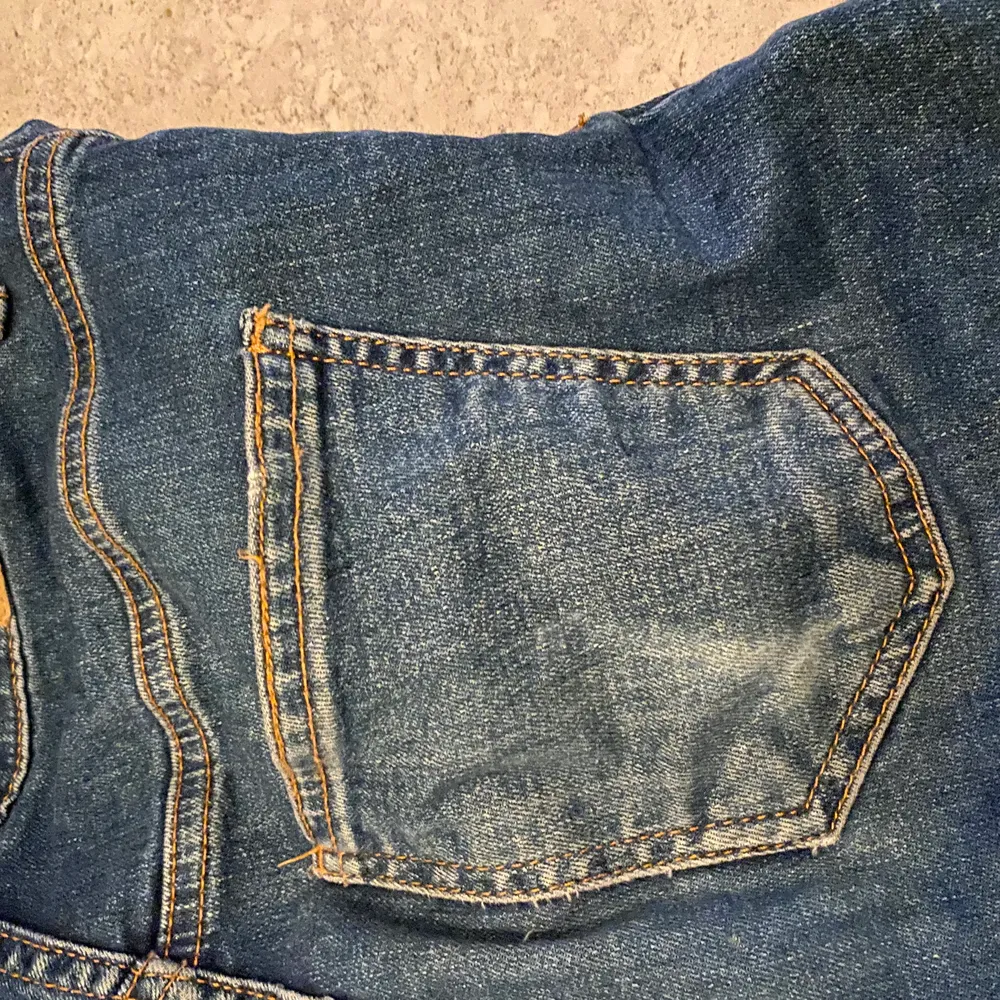 Jätte fina jeans från Gina! Lite sliten på ena bakfickan som visas på bild tre. Kan fraktas. Jeans & Byxor.