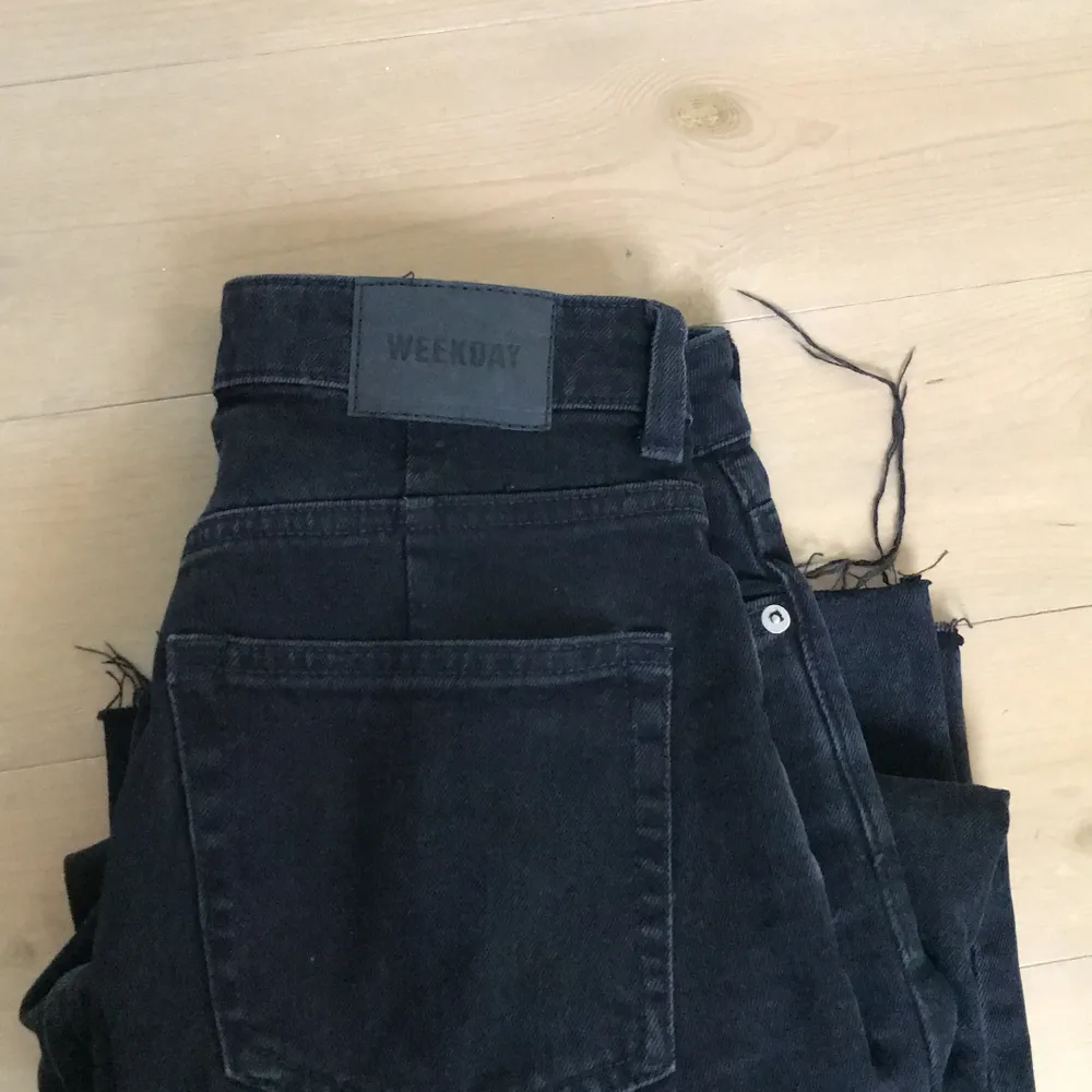 Svarta weekday jeans i modellen ACE. Storlek W24 L30. . Jeans & Byxor.