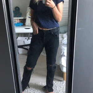 Svarta jeans  - Säljer dessa aaaascoola svarta jeansen men hål på knäna och slits nertill. De är lågmidjade och perfekt längt på mig som är mellan 160-165. Bud startar på 250kr. 