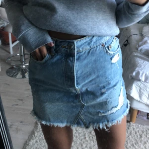 Jeanskjol - Säljer denna såå dina jenakjolen som är väldigt sparsamt använd! 