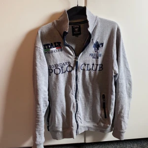 Polo club Italy  - Ljus grå polo club Italy köpte den för 900 säljer den för 400 storleken är m