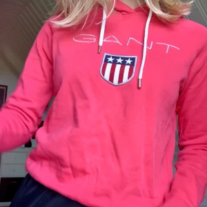 Ganthoodie - En röd hoodie från gant! Knappt använd så den är i väldigt bra skick😊 nypris 1099kr (på nelly). Säljer den för 250kr +frakt😙. Färgen är ungefär som på bild 1