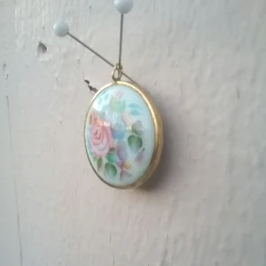  - Vintage porslinhänge med blomstermotiv. 🌹🌿