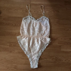  - 🐚 Prickig vintage body, dunderhögt skuren! Pass på att få rocka den här. Storlek uppskattas till S-M pga stretch. Okänt ursprung. Silkeslen, okänt material. Köpt 2hand, fint beg. skick med en minimal fläck (se bild 3). Vid frakt: +14kr 🐚