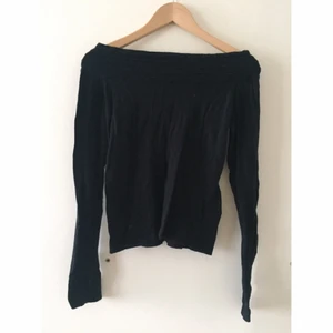  - Fin svart mjuk båtringad tröja