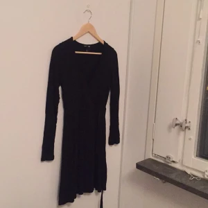  - Långärmad omlottklänning med band runt midjan. Kan mötas upp i Göteborg eller skickas, då frakt tillkommer