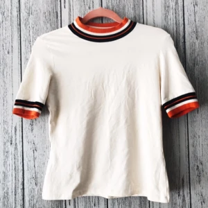  - Tröja från Monki. Säljes för 30kr, frakt tillkommer. Tröjan är aningen stor i storleken och passar S-M.