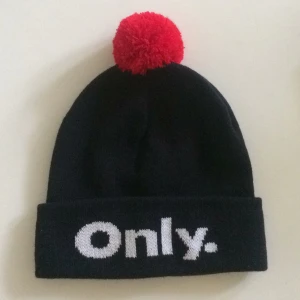  - Mörkblå Only mössa aldrig använd