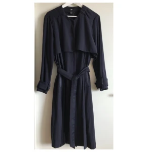  - Mörkblå Trenchcoat i fint skick från H&M Trend. 
