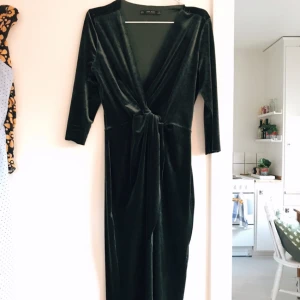  - Smaragdgrön klänning i sammet från zara. V-ringning + slits i fram. Använd en gång. Möts upp i Sthlm eller skickar mot fraktkostnad. 
