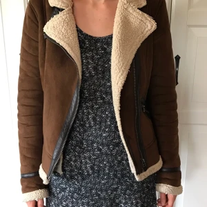  - Ullig jacka från Zara, köpt för flera år sen, en hel del använd. Välbehållen