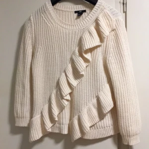  - Ny tröja med volanger från H&M. Frakt ingår ej. Avhämtning i Stockholm ok. 