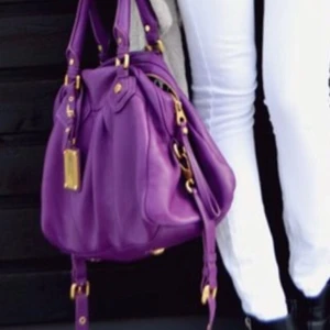  - Lila Marc by Marc Jacobs väska inköpt på NK för 4 år sedan. Använd och har lite slitage på skinnet. Fortfarande väldigt snygg. Nypris ca 5500 kr, har tyvärr ej kvar kvittot men dustbagen finns. För fler bilder, hojta till :)  Kan mötas upp & tar swish.
