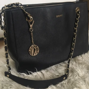  - Säljer nu min fina, självklart äkta DKNY väska. Den går ut lite på sidan som en buckla pga att den har varit i garderoben ett tag. Det är inget som man lägger märke till. 