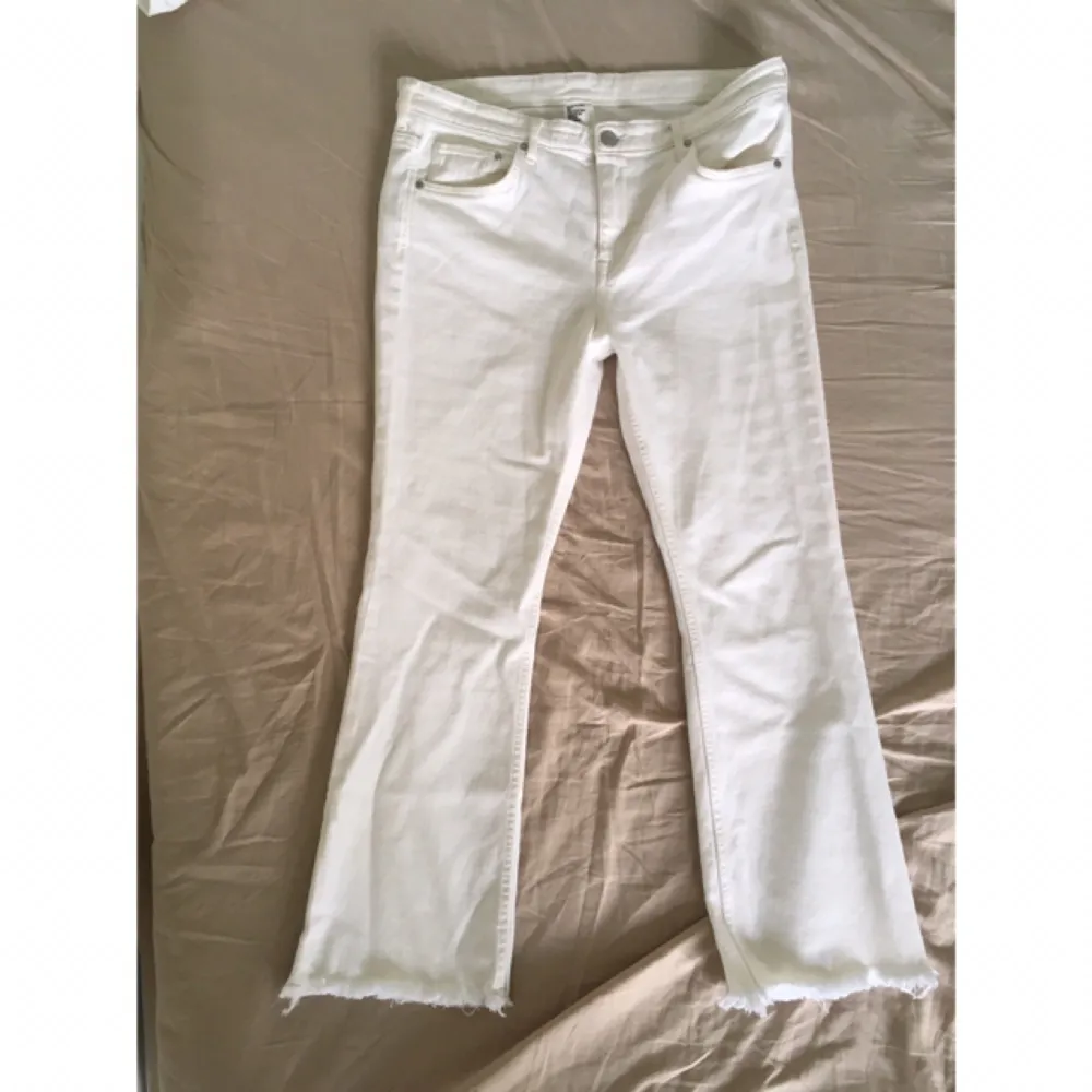 Oanvända skitsnygga vita jeans från H&M i lite stretchigt material med fransiga avslut på benen. Modellen heter kick flare :) . Jeans & Byxor.