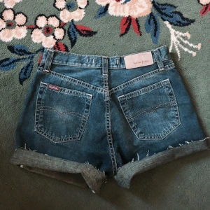  - Avklippta salsa jeans. Storlek 29/34 men väldigt små i storleken. Köpta här på Plick men som sagt väldigt små i storleken så de passade tyvärr inte mig. Jättefina annars, och i mycket bra skick!  Frakt ingår.