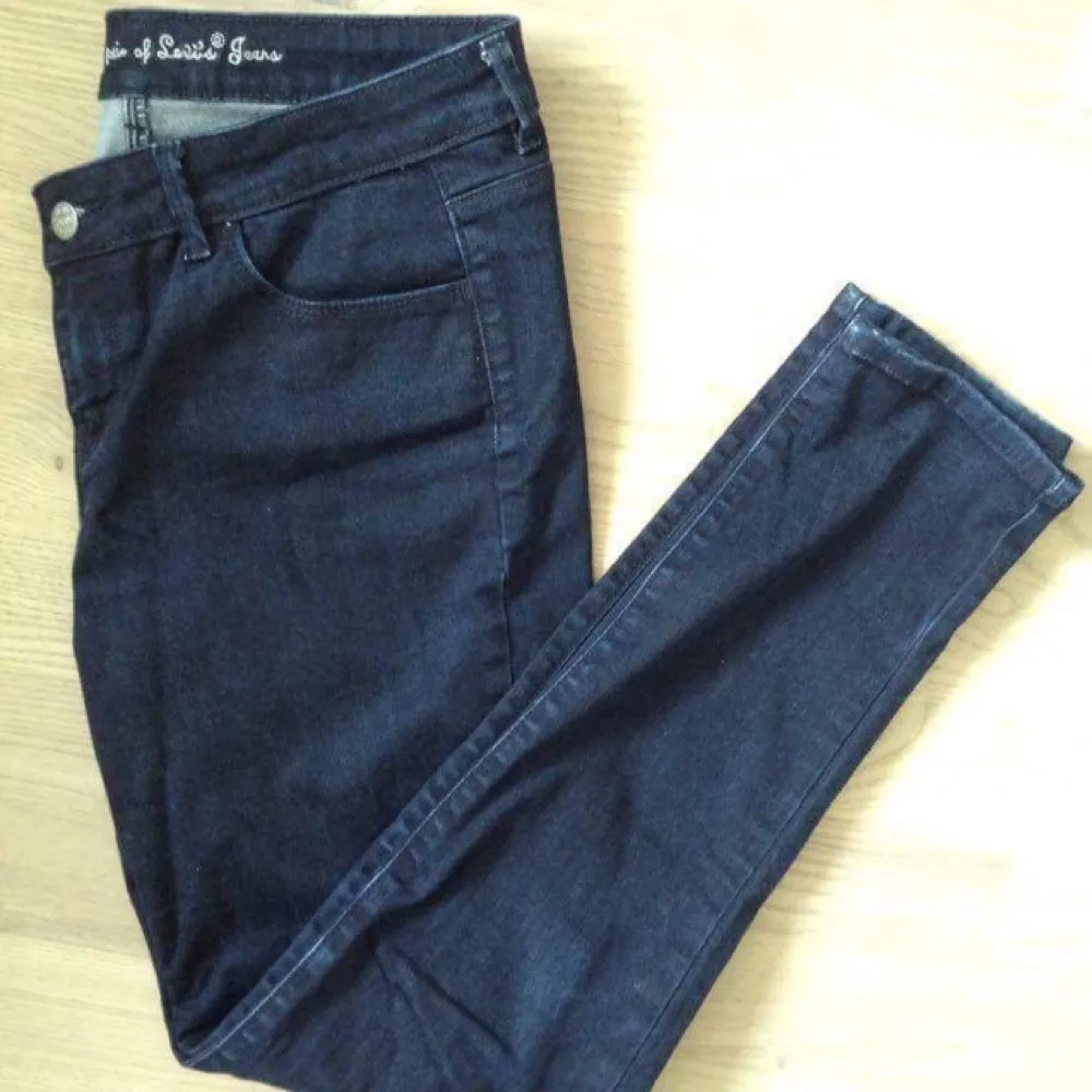 Mörkblå stretchiga jeans från Levis i rak modell.. Jeans & Byxor.