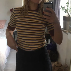  - Randig T-shirt från Monki. Använd 1-2 ggr. 🤘🏼