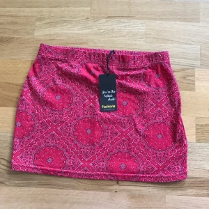  - Fin kort tajt kjol från factorie, prislapparna är kvar så aldrig använd.