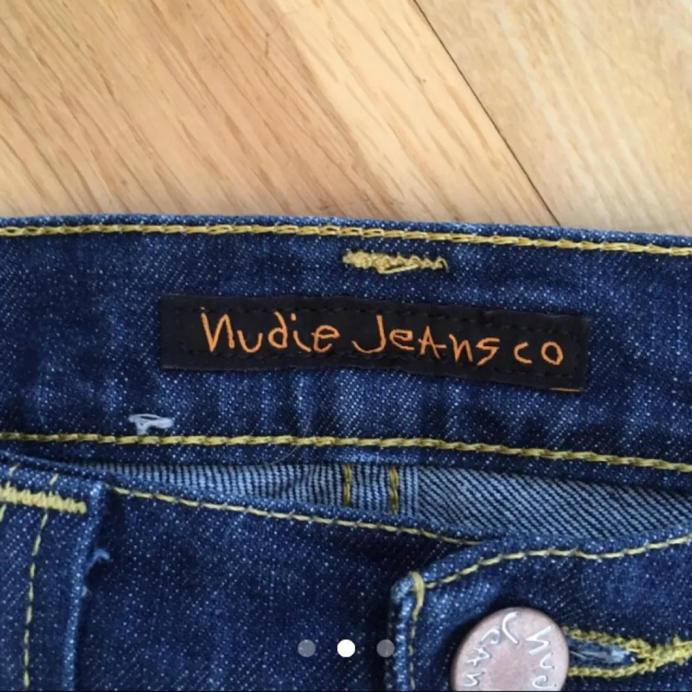 snygga mörkblå jeans från Nudie. använd fåtal gånger, väldigt behagligt tyg. !STORLEK: Waist: 28 Length: 32!. Jeans & Byxor.