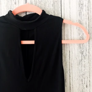  - Tight festklänning med choker från NLY ONE i storlek S. Säljes för 60kr inkl frakt. Betalning sker via swish. 