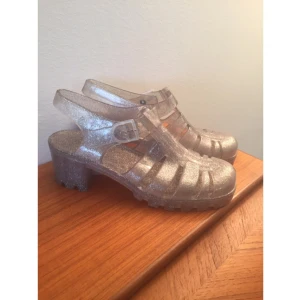  - Underbart glittriga "Jelly shoes" gjorda i Italien! Säljer för att de tyvärr används för sällan!