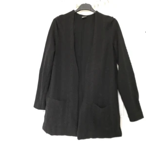  - Mönsterstickad svart kofta med fickor fram. Kan skicka fler bilder på förfrågan 