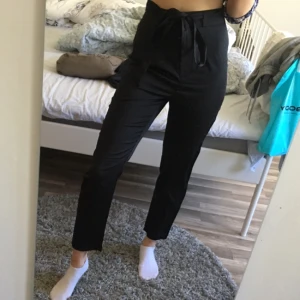  - Dessa otroligt sköna byxor säljer jag pga fel storlek. Dem är helt nya från Boohoo med lappar kvar! Materialet är polyester och de sitter högt upp på magen och är lite utsvängda ner mot anklarna. Dom känns mer som strl M än S 😊