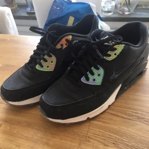  - Nästintill nya Nike air Max storlek 38, nypris 1349. 