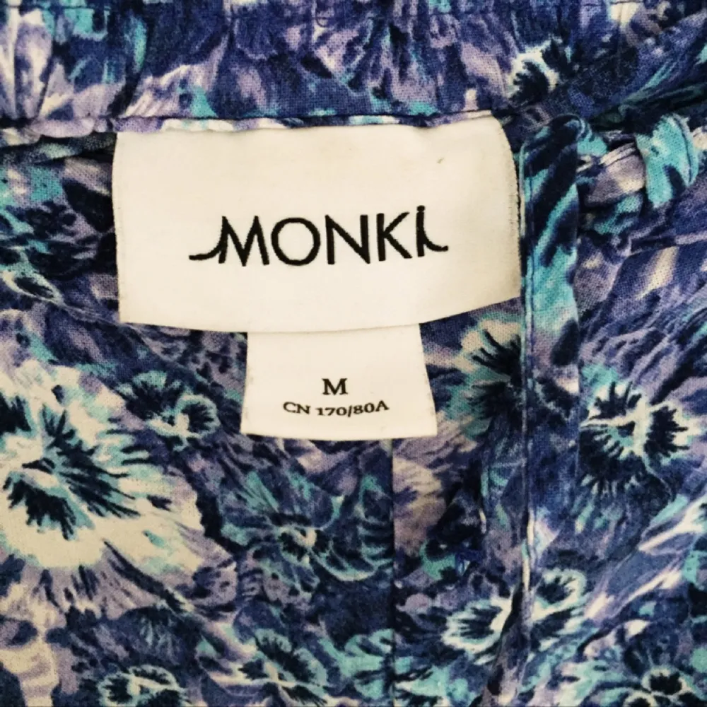 Mjuka sköna byxor från Monki i fint blommigt tyg.. Jeans & Byxor.