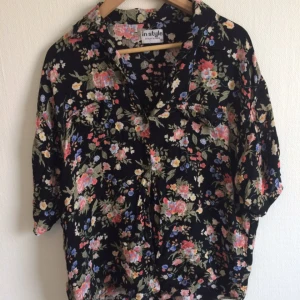  - Blommig skjorta i vintage stil. Luftig och skön. Kan bäras av storlek S-L. Snygg att knyta där nere och göra en kortare modell av. Kan mötas i Stockholm för upphämtning. 