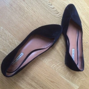  - Säljer ovanliga ballerinas i sammet från & other stories. Klacken är sliten och behöver lite omvårdnad annars i fint skick. 