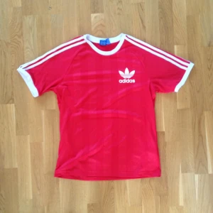  - Röd adidas t-shirt Helt ny oanvänd 