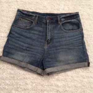  - Snygga midjeshorts till sommaren, iprincip aldrig använda pga lite stora för mig, nypris 500kr 