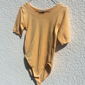  - Fin body i aprikos. Inköpt på second hand 