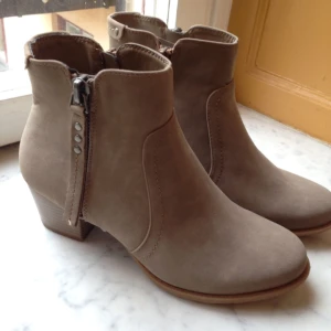  - Supersnygga beiga stövlar med dragkedja. Helt oanvända! 