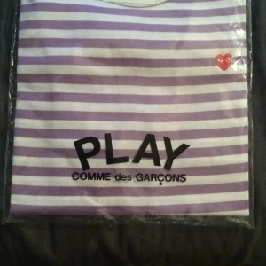  - Helt ny comme des garcons longsleeved T-shirt kvar i sin orginalförpackning  (slut i Sverige mycket svår att hitta i utländska butiker) köpt på cdg butiken i Paris men i fel storlek.   