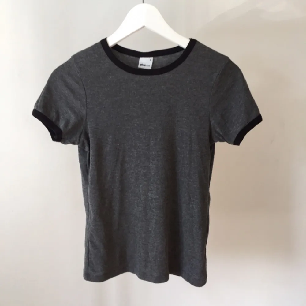En grå basic T-shirt från Gina. Säljer alla mina toppar för 3för2 :). Toppar.